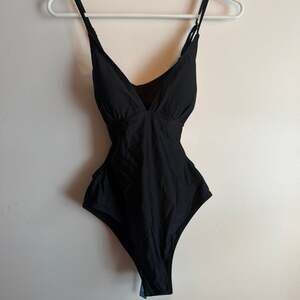 Cupshe Black V-Neck Plunging One Piece Monokini Swimsuit